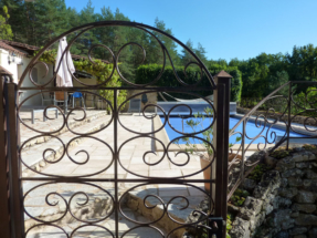 La Plumardie Basse - Dordogne - Privaat zwembad en terras. Dit zwembad is uitgerust met een kindveilig drijvend rolluik.