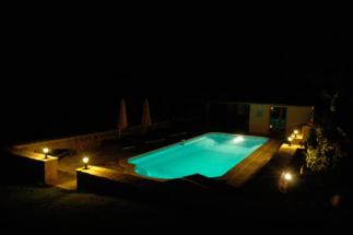 La Plumardie Basse - Dordogne - Het gemeenschappelijk zwembad sfeervol verlicht "by night"